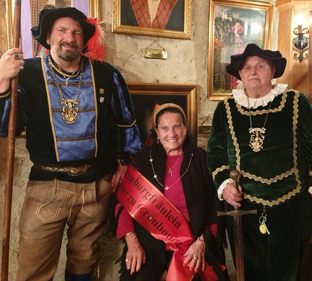 Die Ernennung von Rosmarie Köhle (Mitte) zum Ehrenburgfräulein der edlen Ritter zu Cronbourg, im Bild zu sehen mit einer Wache und Graf Georg I. 