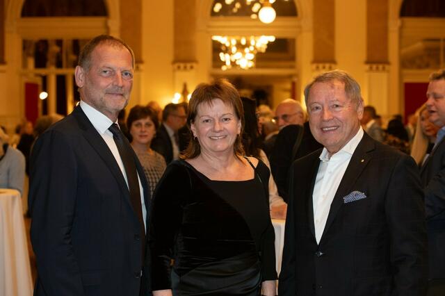  Karin Hörzing mit Partner Joe Hartl (li.) und KV-Altpräsident Franz Penz (re.). | Foto: cityfoto.at