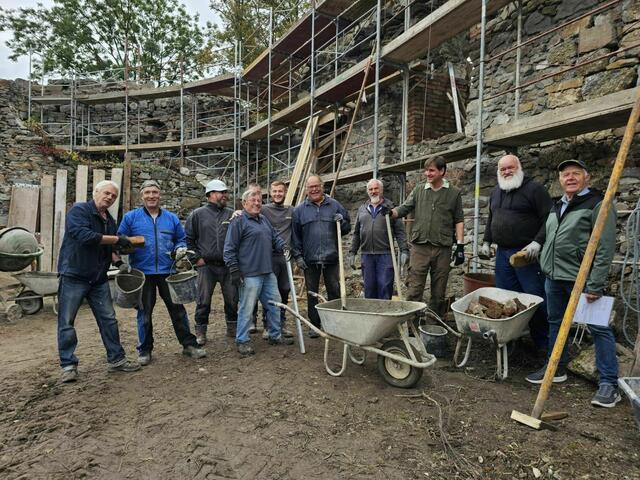 Idealisten in action - dank vieler tatkräftiger Helfer ist die Nordostmauer  der Burg Spilberg nun gerettet. | Foto: Burgverein Spilberg