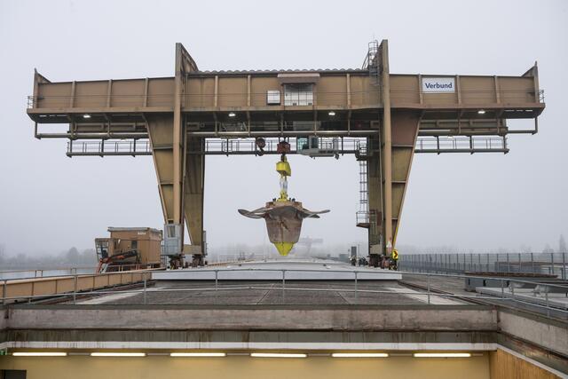 Das erste der alten Laufräder wird ausgehoben. | Foto: VERBUND/Johannes Wiedl