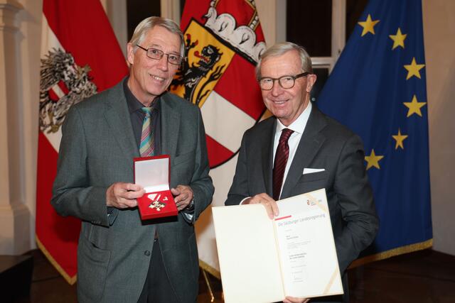 Landeshauptmann Wilfried Haslauer bei der Überreichung des Großen Verdienstzeichens des Landes Salzburg an Joachim Schlote aus Salzburg. | Foto: Land Salzburg / Franz Neumayr