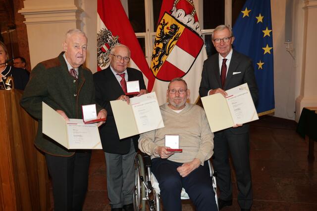 Landeshauptmann Wilfried Haslauer bei der Überreichung des Verdienstzeichens des Landes Salzburg an Friedrich Haftel aus Brand (Vorarlberg), Josef Steinacher aus Bischofshofen und August Zopf aus Mondsee. | Foto: Land Salzburg / Franz Neumayr