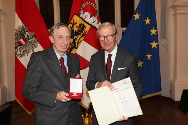 Landeshauptmann Wilfried Haslauer bei der Überreichung des Pro-Caritate Verdienstzeichens des Landes Salzburg an Stefan Maier aus Elsbethen. | Foto: Land Salzburg / Franz Neumayr
