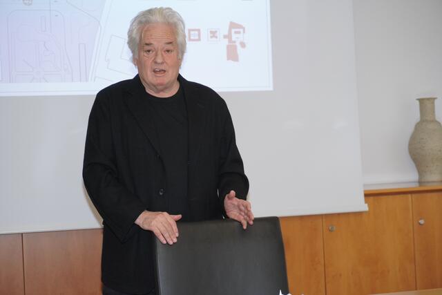 Architekt Rainer Köberl erklärte das Konzept hinter dem Projekt.  | Foto: Haun