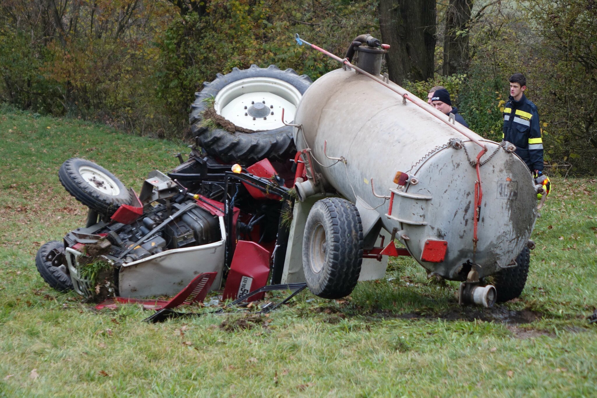 Traktorfahrer-k-mpfte-sich-durch-Waldst-ck