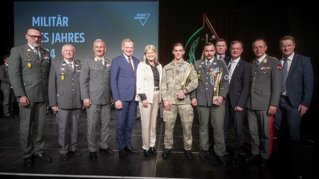 Ministerin Tanner, Landeshauptmann Stelzer sowie Oö. Militärkommandant Brigadier Muhr und General Striedinger mit den Gewinnern aus Oberösterreich der Kategorien „Soldat des Jahres“, „Einheit des Jahres“ sowie „Grundwehrdiener des Jahres“. | Foto: Unterbuchberger/ÖBH