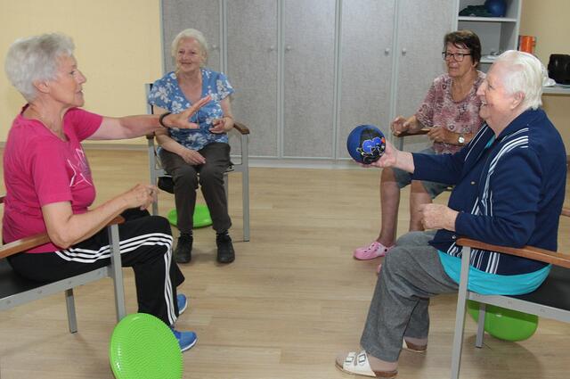 Im Nachbarschaftszentrum werden Menschen über 60 zur Bewegung angeleitet.  | Foto: Meinbezirk.at/wien