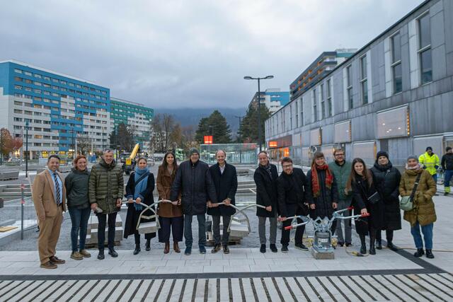 Bürgermeister Johannes Anzengruber (7.v.l.), Vizebürgermeister Georg Willi (3.v.l.), Stadträtin Janine Bex (5.v.l.), Stadträtin Mariella Lutz (4.v.l.), Stadtrat Markus Lassenberger (8.v.l.) und Mitglieder des Gemeinderats freuen sich mit IIG-Geschäftsführer Franz Danler (l.), Projektleiterin Christine Schermer (2.v.l.) und der ehemaligen Stadträtin Uschi Schwarzl (r.) beim COOLYMP-Baustellenfest über den Baufortschritt.  | Foto: ©IKM/Bär