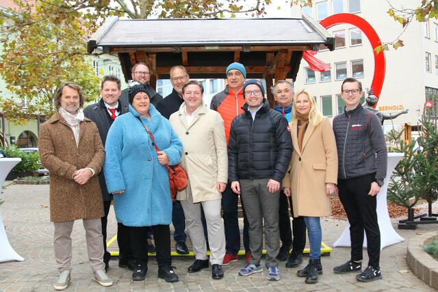 Alle Beteiligten freuen sich auf die Adventzeit in der Vilalcher Innenstadt. V.l.: Hubert Marko, Kurt Maschke, Astrid Gatto, Marc Germeshausen, Bernhard Plasounig, Günther Albel, Georg Overs, Pierre Bechler, Pater Terentius Gizdon, Sandra Staber und Stefan Muden | Foto: Stadt Villach/Kompan