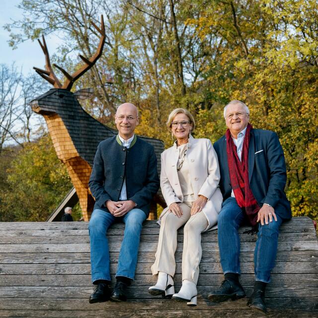 Dompfarrer Faber, Landeshauptfrau Johanna Mikl-Leitner und Umweltdachverband-Ehrenpräsident Gerhard Heilingbrunner beim Treffen am Wiener Himmel, im Hintergrund der hölzerne Auhirsch. | Foto: NLK Pfeffer
