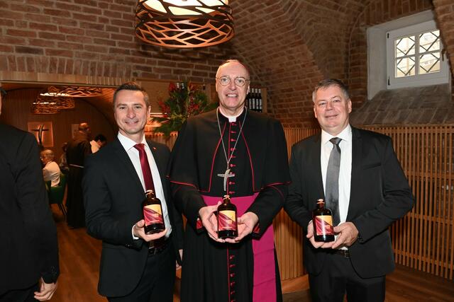 Die ersten Flaschen des Martins-Cuvee überreichte Christian Zöchmeister Diözesanbischof Ägidius Zsifkovics und Landtagspräsident Robert Hergovich am Festtag des heiligen Martin.  | Foto: Christian Zöchmeister