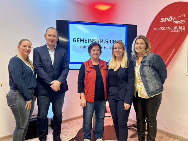 Gruppeninspektor Eder, KontrInsp Zaruba, Obfrau Pensionistenverein Elfriede Pudgar, Vizebürgermeisterin Bernadette Haider-Wittmann und Gemeinderätin Karin Schuster-Zwischenberger bei der Veranstaltung. | Foto: SPÖ Korneuburg