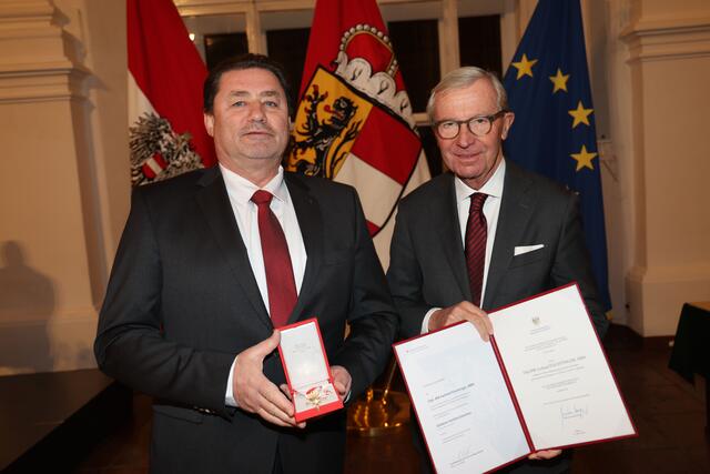 Landeshauptmann Wilfried Haslauer bei der Überreichung des Goldenen Verdienstzeichens der Republik Österreich an Gerhard Feichtinger aus Salzburg. | Foto: Land Salzburg / Franz Neumayr