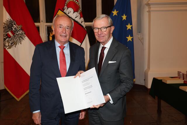 Landeshauptmann Wilfried Haslauer bei der Überreichung des Dekretes zum Berufstitel Obermedizinalrat Dr. Erich Auer aus Oberndorf bei Salzburg. | Foto: Land Salzburg / Franz Neumayr