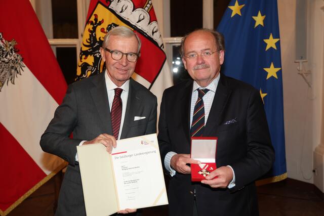Landeshauptmann Wilfried Haslauer bei der Überreichung des Großen Verdienstzeichens des Landes Salzburg an Wolfgang Johannes Bandion aus Wien. | Foto: Land Salzburg / Franz Neumayr