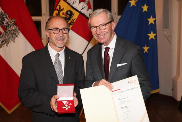 Landeshauptmann Wilfried Haslauer bei der Überreichung des Verdienstzeichens des Landes Salzburg an Franz Guggenberger aus Salzburg. | Foto: Land Salzburg / Franz Neumayr