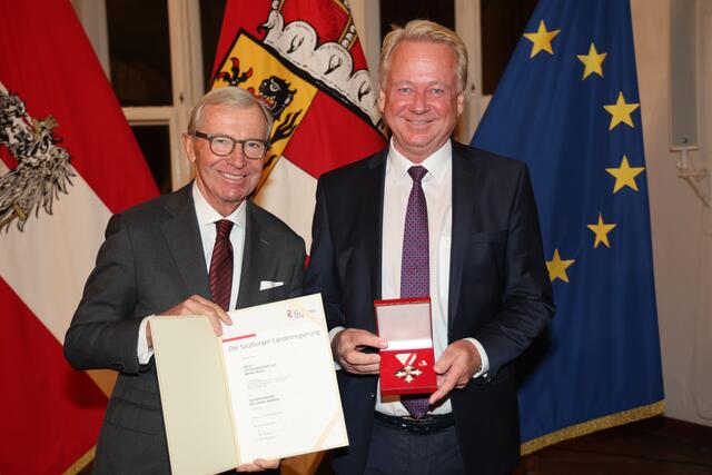 Landeshauptmann Wilfried Haslauer bei der Überreichung des Verdienstzeichens des Landes Salzburg an Markus Sturm aus Eugendorf. | Foto: Land Salzburg / Franz Neumayr