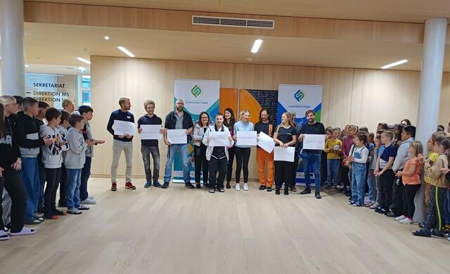 Die Kinder beim Präsentieren ihrer Werke. | Foto: LEADER Flachgau-Nord