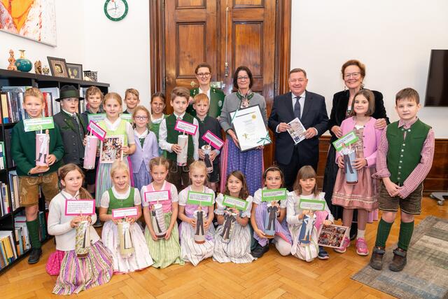 Auch die Bad Ausseer Schülerinnen und Schüler freuten sich sehr,. | Foto: Land Steiermark/Binder