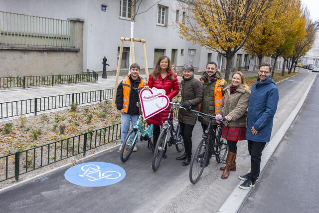 Michael Paar (3.v.r.) und Julian Pelka (l.) von der MA28 waren unter anderem für den reibungslosen Ablauf der Baustelle verantwortlich.  | Foto: Bubu Dujmic