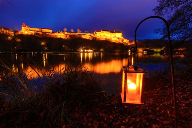 Bei einem wildromantischen Spaziergang erleuchten 400 Laternen den Weg beim Liachterlweg. | Foto: Burghauser Touristik