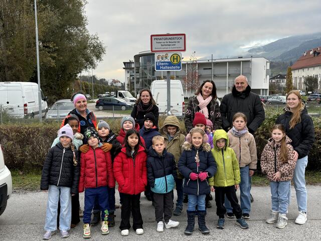 Die neue Elternhaltestelle beim Sportplatz Lend: Direktorin Michaela Sint (M.), die Lehrerinnen Romana Waltl (l.) und Anna Jordan (2. v. r.), Gemeinderätin Monika Bucher-Innerebner (3. v. r.) und Stadtbaumeister Peter Angerer setzen auf den Erfolg des Pilotprojekts. | Foto: Kendlbacher