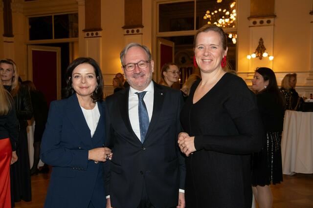 KV-Präsident Andreas Zwettler mit Lebensgefährtin Beatrix Putz (li.) Linz Tourismus Geschäftsführerin Marie Louise Schnurpfeil (re.). | Foto: cityfoto.at