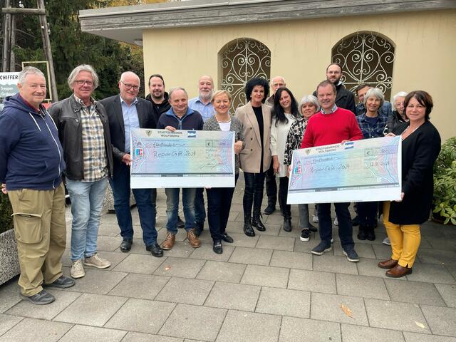 Im Kreis der ehrenamtlichen Repair-Café Mitarbeiter und Eva Schatz (Stadtmarketing) übergaben Bezirksobmann Karl Schwabe (3.v.l.) und Stadtrat Christian Stückler (rechts) die Spendenschecks an Gernot Brandstätter (JUZ) und Isabella Holzbauer-Marzi (Frauenhaus). | Foto: Privat