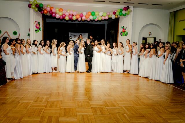 Feierlicher Beginn der Ballnacht.  | Foto: WiSo 