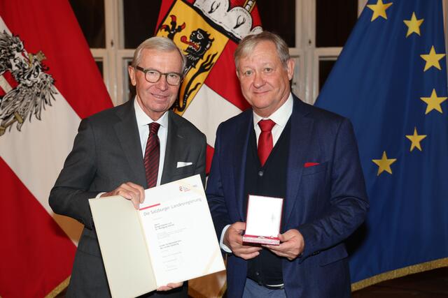Landeshauptmann Wilfried Haslauer bei der Überreichung des Großen Verdienstzeichens des Landes Salzburg an Wolfgang Viertler aus Mittersill. | Foto: Land Salzburg / Franz Neumayr