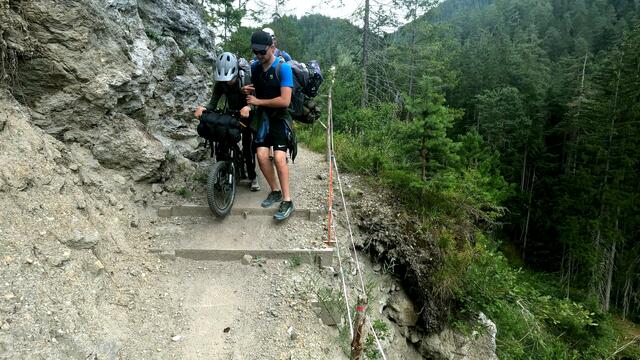 Trotz seiner Gehbehinderung schaffte es Nico Forchthammer, gemeinsam mit drei Freunden die Alpen zu überqueren. | Foto: Nico Forchthammer
