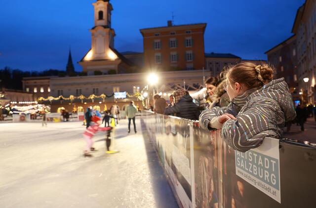Die Eisfläche am Mozartplatz ist täglich von 10 bis 22 Uhr bis zum 31. Jänner geöffnet. Ab 19 Uhr gibt es ermäßigte Tickets für das Eislaufen am Abend. Wer keine eigene Ausrüstung besitzt, kann sich vor Ort Eislaufschuhe und Helm ausleihen. | Foto: christkindlmarkt.co.at, Salzburg - Neumayr
