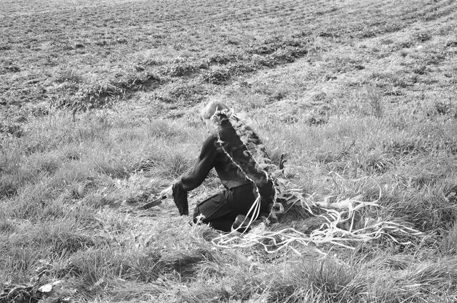Bei den Fotografien von Toferer und Lesslhumer tauchen oft Messer auf, da sie häufig bei Gewalt gegen Frauen benutzt werden. | Foto: N. Toferer, P. Lesslhumer