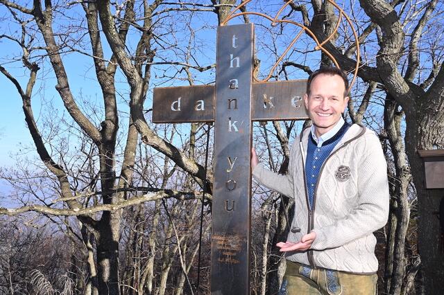Alexander Rüdiger mit seinem Dankeskreuz. | Foto: Manfred Sebek