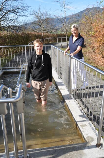 Die leitende Physiotherapeutin Andrea Krainz präsentierte das Kneipp-Becken. | Foto: SALK