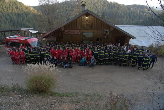 Die Kameraden der Feuerwehren Strallegg und Falkenstein mit den Mitarbeiterinnen und Mitarbeitern des Roten Kreuzes und allen an der Abschnittsübung beteiligten an der Motocross-Strecke. | Foto: FF Strallegg