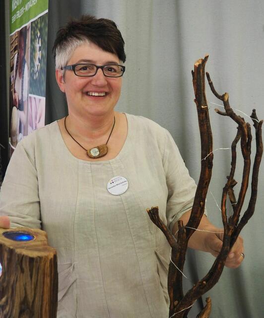 Vera Walchshofer aus Haslach stellt im MÜK Freistadt ihre "Michöhoiz"-Produkte aus und verkauft sie dort.  | Foto: Flora Fellner Fotografie