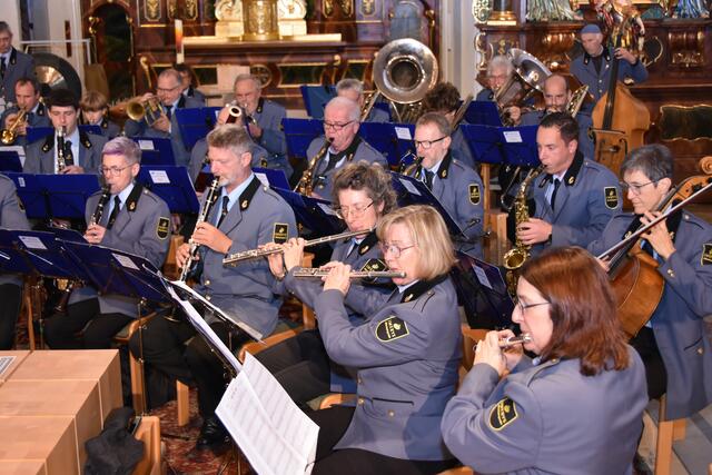 Die Musikerinnen und Musiker der Werkskapelle Ebensee spielten beim Kirchenkonzert groß auf.  | Foto: Stefan Dauser