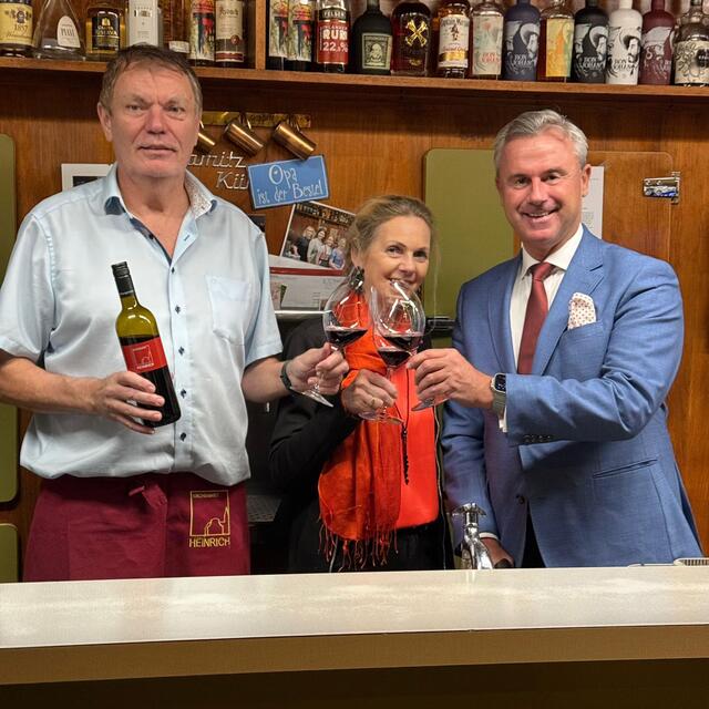 Norbert Hofer bei einem Glas Wein in Deutschkreutz. | Foto: FPÖ Burgenland