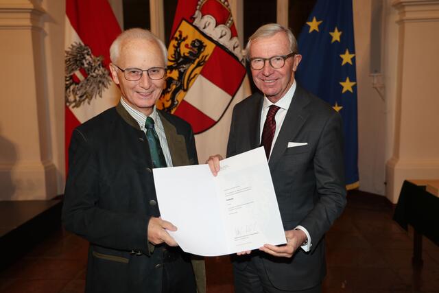 Landeshauptmann Wilfried Haslauer bei der Überreichung des Dekretes zum Berufstitel Professor an Helmut Wittmann aus Salzburg. | Foto: Land Salzburg / Franz Neumayr