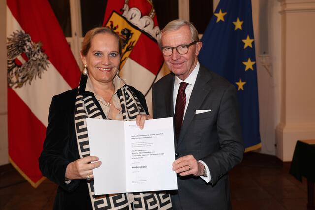 Landeshauptmann Wilfried Haslauer bei der Überreichung des Dekretes zum Berufstitel Medizinalrätin an Dr. Hella Spaun aus Bischofshofen. | Foto: Land Salzburg / Franz Neumayr