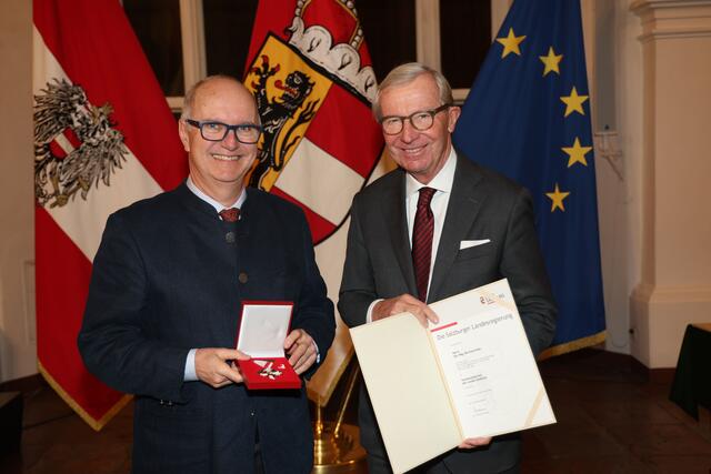 Landeshauptmann Wilfried Haslauer bei der Überreichung des Verdienstzeichens des Landes Salzburg an Bernhard Heil aus Salzburg. | Foto: Land Salzburg / Franz Neumayr