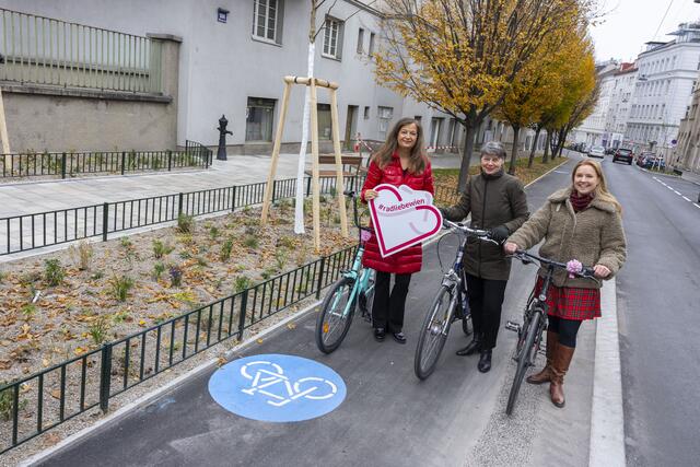 Ulli Sima (SPÖ), Silvia Nossek (Grüne) und Angelika Pipal-Leixner (Neos) weihten den neuen Radweg ein.  | Foto: Bubu Dujmic