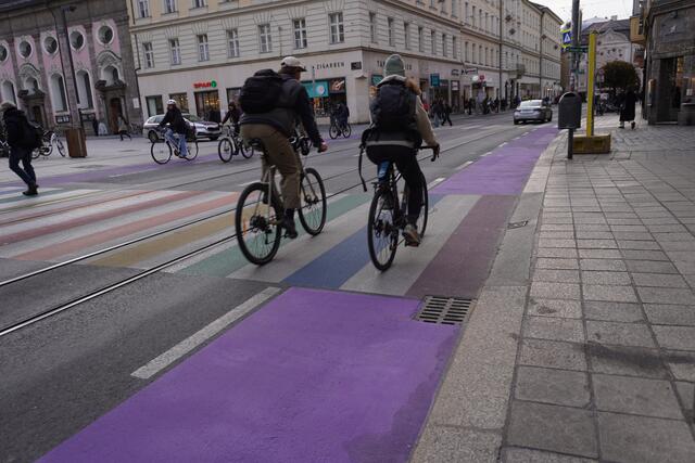 Mit einem lila Radweg soll für mehr Sichtbarkeit und Sicherheit beim Radfahren durch die Stadt gewährleistet werden.  | Foto: Alicia Martin Gomez