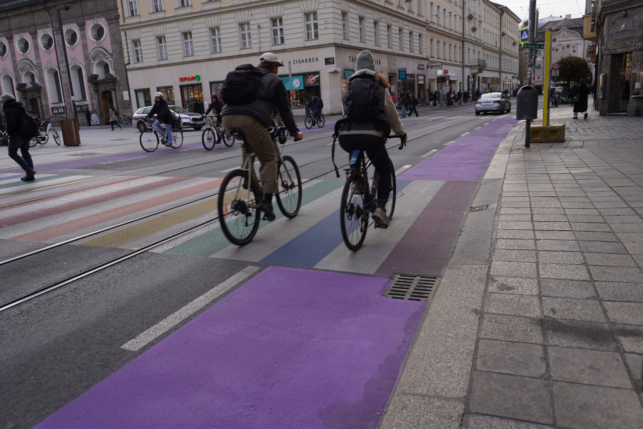色づくインスブルック: 旧市街の紫色の自転車道が目を引きます