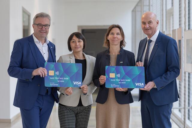 Rotes Kreuz-Direktor Märzinger, Volkshilfe-Geschäftsführerin Chansri, Caritas-Vorstandsmitglied Huber und Landesrat Dörfel (v. l.) präsentierten die nächsten Ausbauschritte der Sachleistungskarte für Asylwerber. | Foto: Land OÖ/Guggenberger