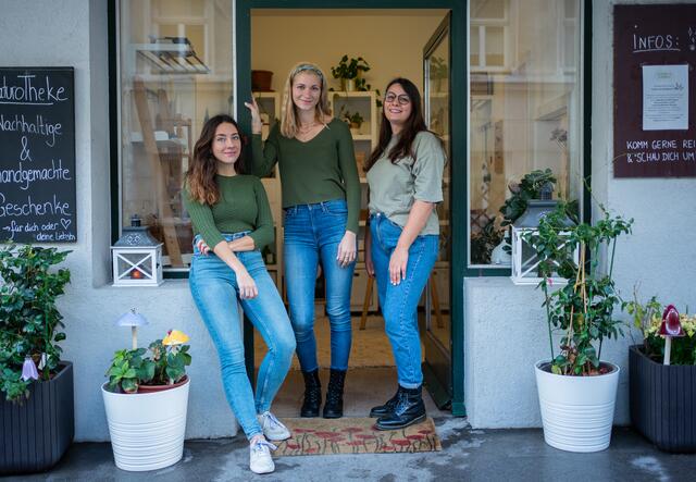 In der Naturotheke ist der Name Programm - von Seife oder Seifenschalen aus eigener Produktion bis zu Kerzen oder Schmuck.  | Foto: Natascha Lukacs