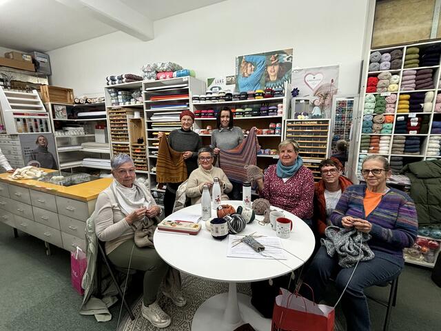 Hajrija Springer (hinten rechts) freut sich, dass ihre Idee angekommen ist und Menschen Freude am Handarbeiten haben. | Foto: MeinBezirk.at