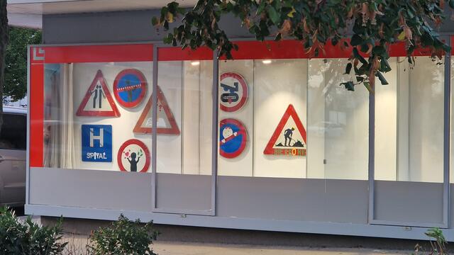 Die modifizierten Street Signs kann man in der Westbahnstraße gegenüber der Post sowie im Schulgebäude bewundern. | Foto: Sport/Mittelschule St. Valentin
