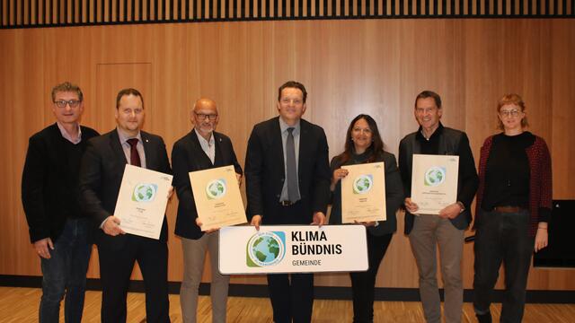 Klimabündnis-GF Andrä Stigger, Roman Thaler (Bürgermeister von Itter), Dieter Martinz (Bürgermeister von Mariastein), LR René Zumtobel, Sandra Mardreiter-Kreuzer (Bürgermeisterin von Angath) und Paul Sieberer (Bürgermeister von Hopfgarten) mit Maria Legner vom Klimabündnis Tirol (v. li.). | Foto: Klimabündnis Tirol/Steger